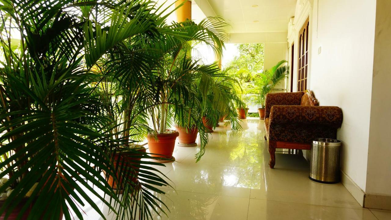 Thayamkery'S Royal Inn Kochi Exterior foto