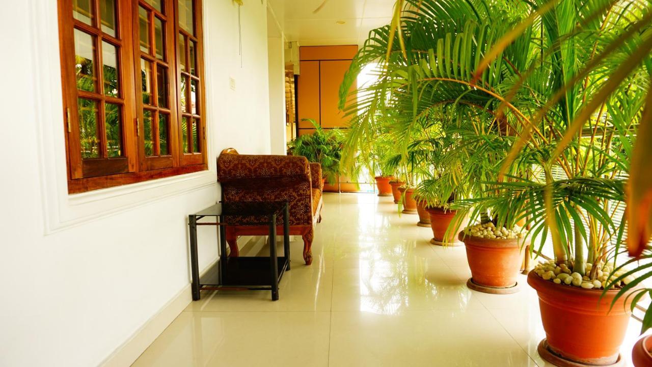 Thayamkery'S Royal Inn Kochi Exterior foto